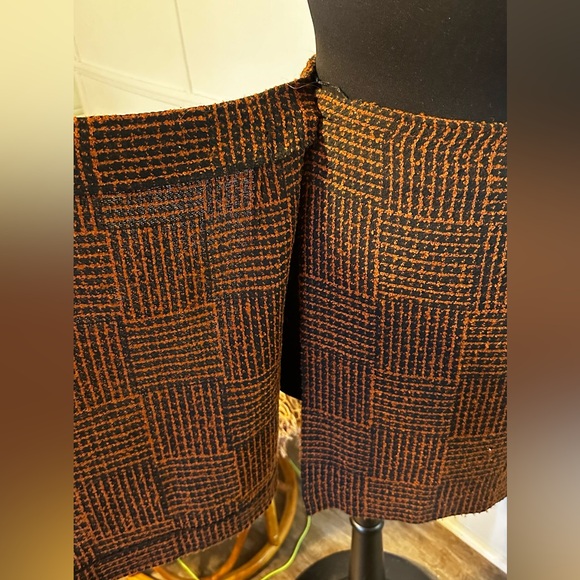 Orange and Black wrap skirt - Picture 4 of 4